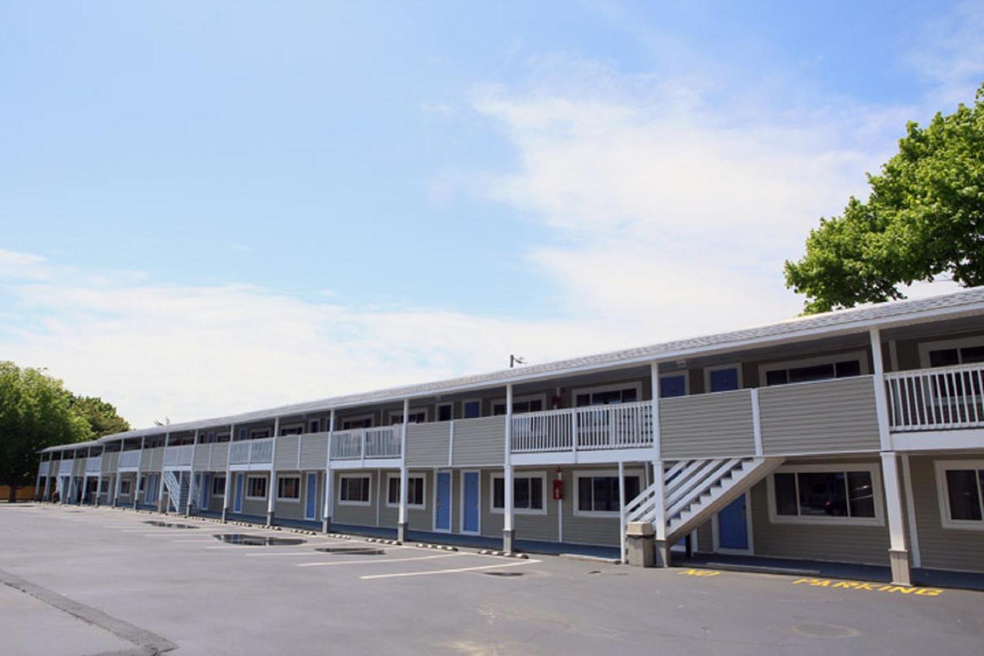 Days Inn By Wyndham - Cape Cod West Yarmouth Exterior photo